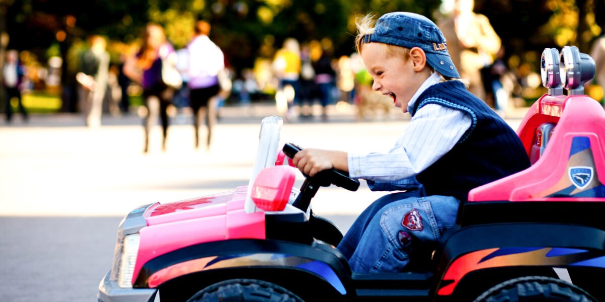 Carro infantil elétrico é seguro? O que todo pai precisa saber